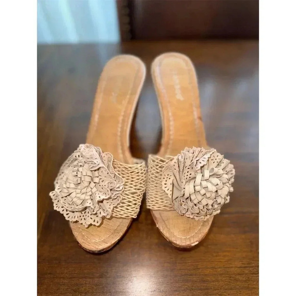 Bamboo Women's Beige Wedge Sandals Size 7 Floral Detail Summer Casual - Picture 6 of 9